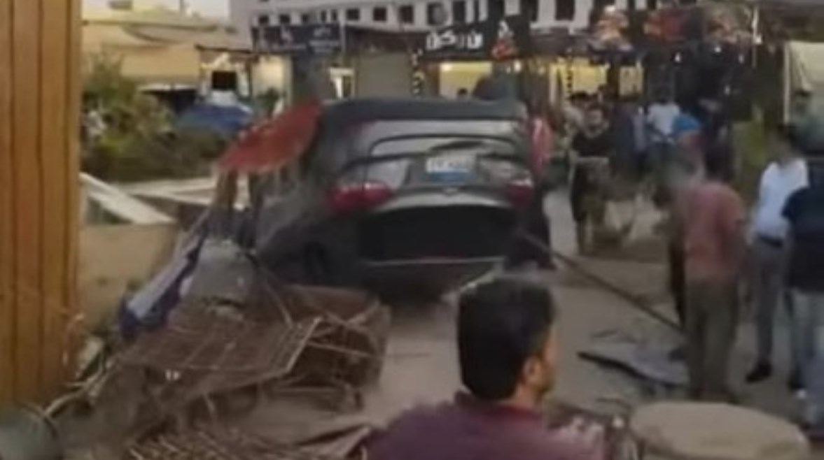 سيارة تقتحم جلسة أصدقاء بكافيه وتصيب 4 بأكتوبر سيارة تقتحم جلسة أصدقاء بكافيه وتصيب 4 بأكتوبر