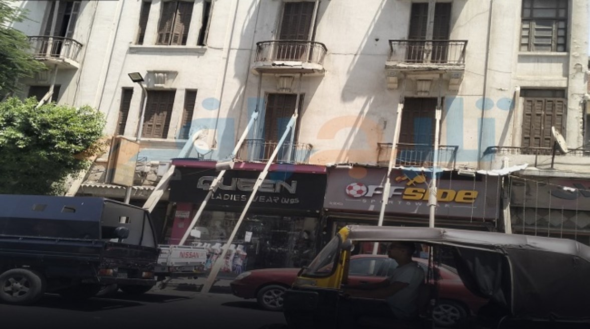 عقارات تتكئ على أعمدة خشبية بجانب عقار شبرا مصر المنهار عقارات تتكئ على أعمدة خشبية بجانب عقار شبرا مصر المنهار