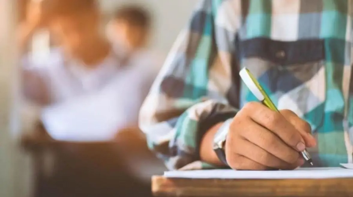 طلبة أثناء الامتحان طلبة أثناء الامتحان
