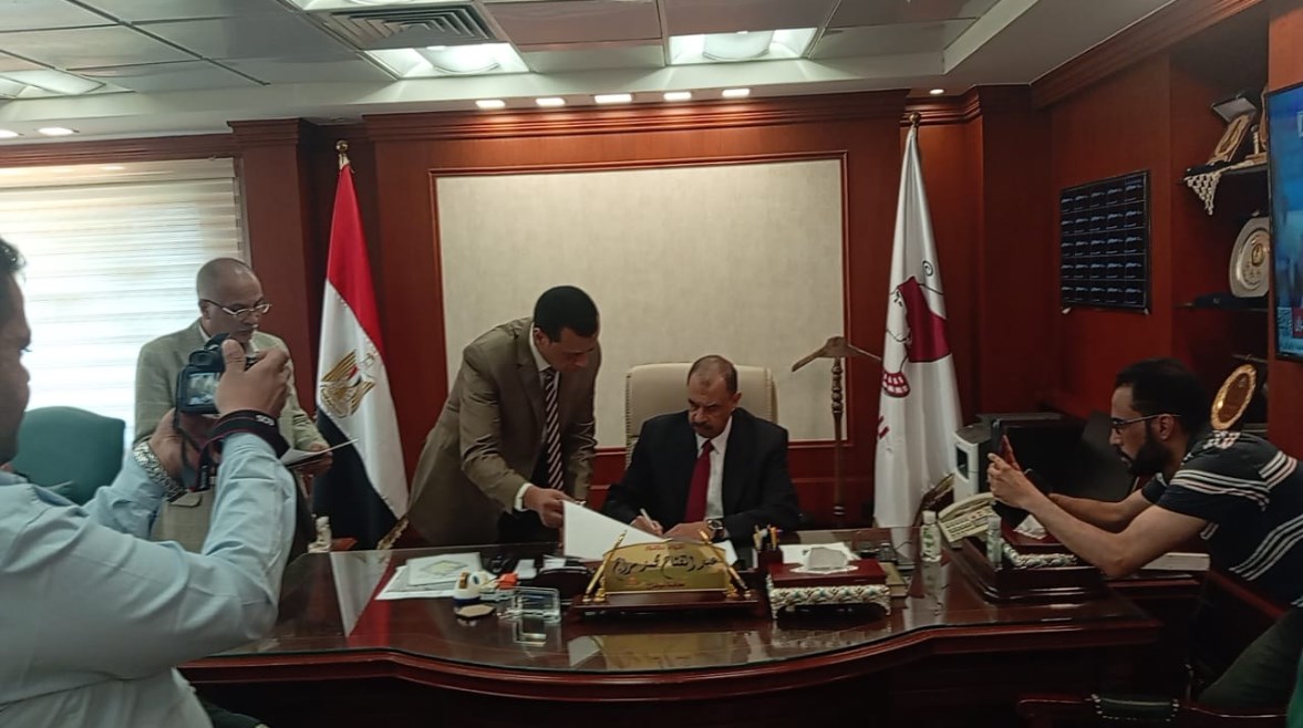 محافظ سوهاج يعلن أسماء أوائل الشهادة الإعدادية محافظ سوهاج يعلن أسماء أوائل الشهادة الإعدادية