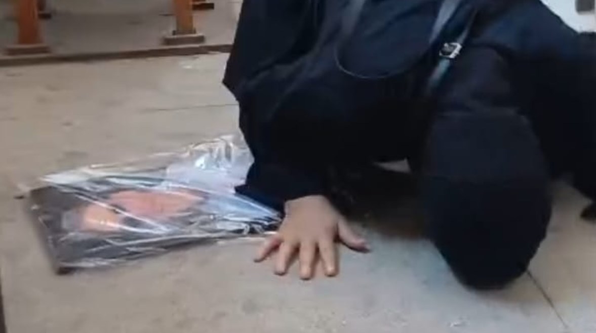 والدة المجني عليه تسجد في قاعة المحكمة عقب صدور الحكم والدة المجني عليه تسجد في قاعة المحكمة عقب صدور الحكم