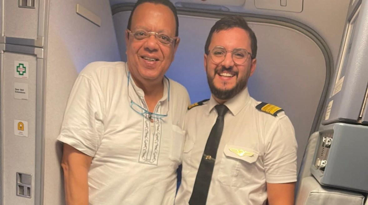 طيار بورسعيدي يفاجئ والده داخل الطائرة.. فيديو مؤثر يتصدر تريند عيد الأب طيار بورسعيدي يفاجئ والده داخل الطائرة.. فيديو مؤثر يتصدر تريند عيد الأب