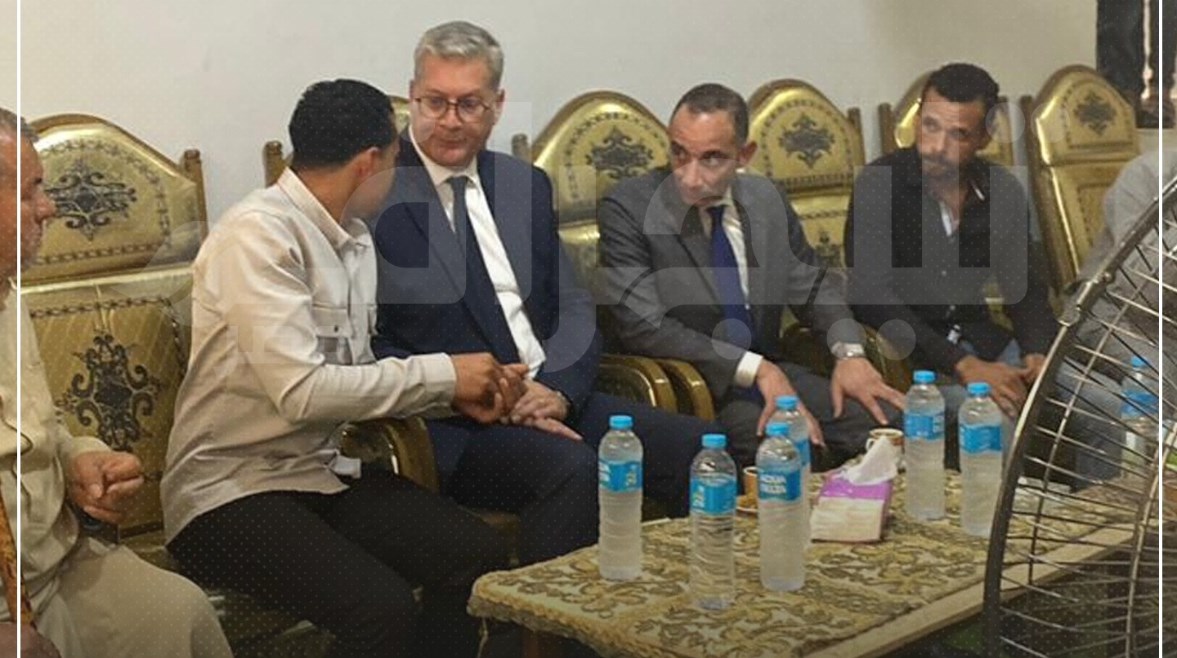 وزير البترول مع السائق البطل خالد محمد شوقي وزير البترول مع السائق البطل خالد محمد شوقي