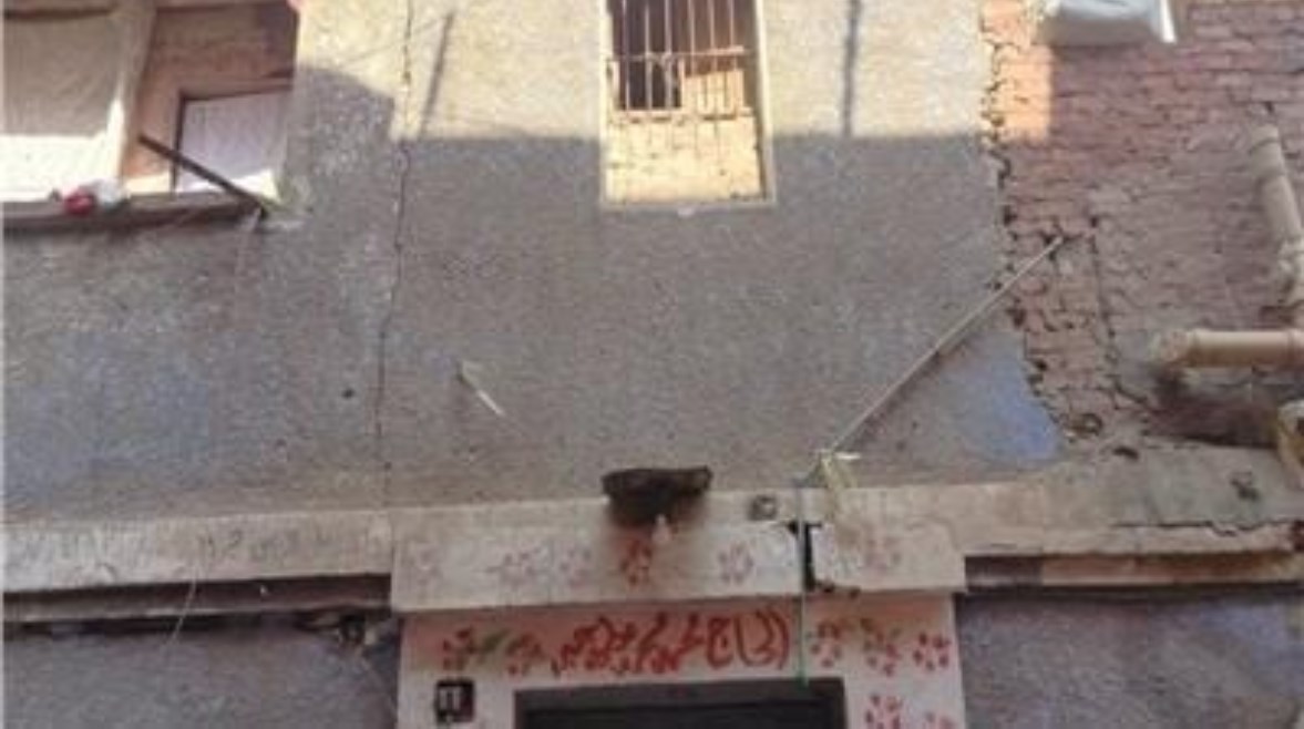 تشققات جدران عقار بالخانكة تشققات جدران عقار بالخانكة