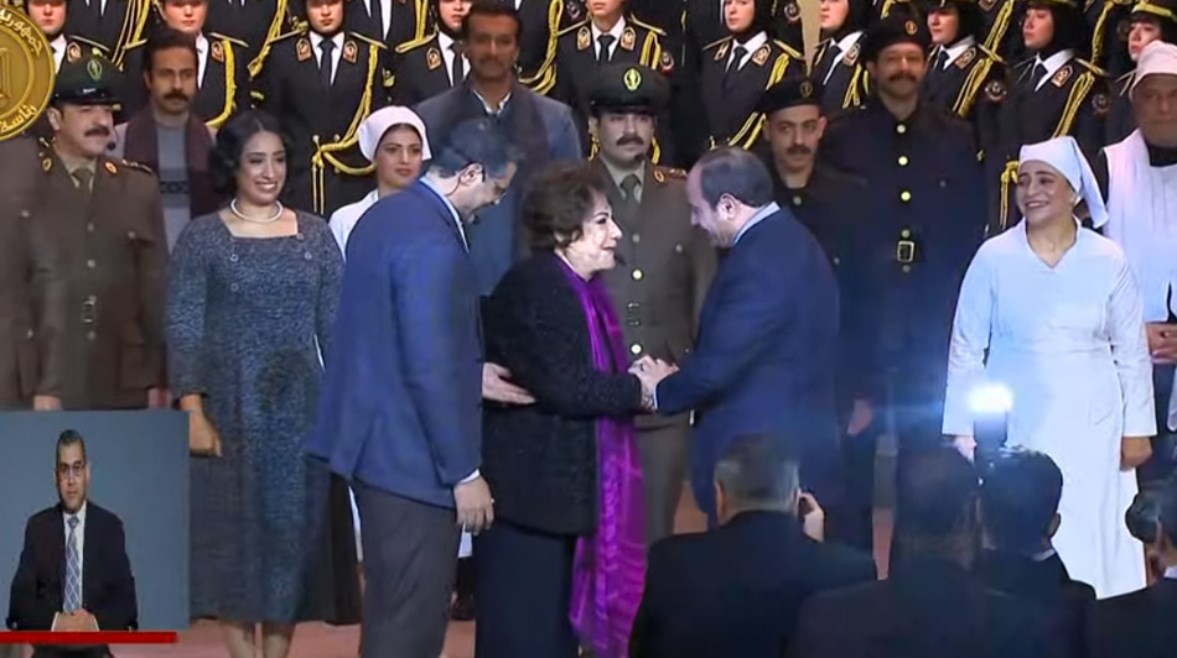 الرئيس السيسي وسميحة أيوب خلال احتفاليات عيد الشرطة الرئيس السيسي وسميحة أيوب خلال احتفاليات عيد الشرطة