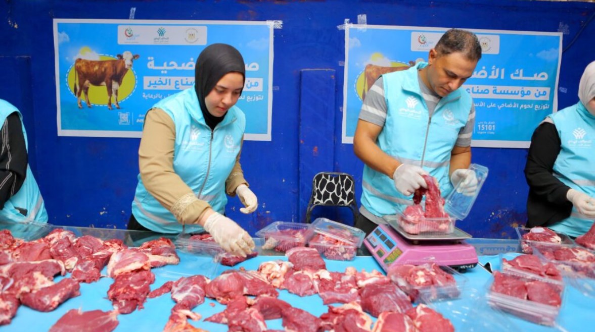 صناع الخير توزع لحوماً وكراتين غذائية على 250 ألف أسرة صناع الخير توزع لحوماً وكراتين غذائية على 250 ألف أسرة