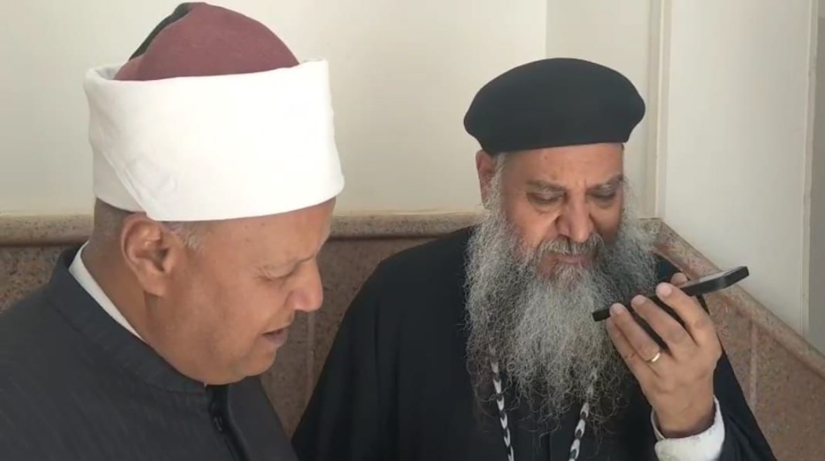 راعي الكنيسة أثناء استقبال مكالمة شيخ الأزهر من خلال موفد المشيخة راعي الكنيسة أثناء استقبال مكالمة شيخ الأزهر من خلال موفد المشيخة