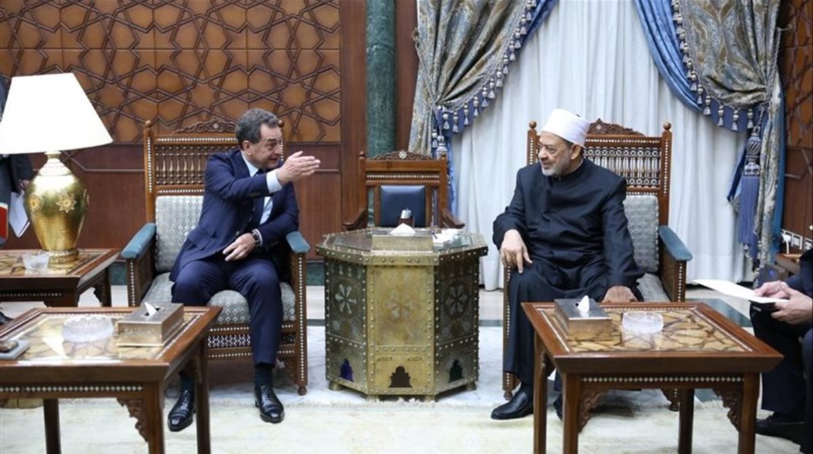 شيخ الأزهر الشريف، الشيخ أحمد الطيب والسفير الفرنسي لدى القاهرة، السفير إيريك شوفالييه شيخ الأزهر الشريف، الشيخ أحمد الطيب والسفير الفرنسي لدى القاهرة، السفير إيريك شوفالييه