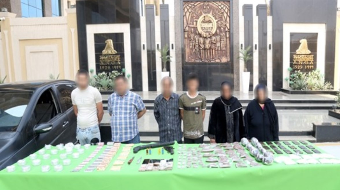 المتهمون وجانب من المضبوطات المتهمون وجانب من المضبوطات