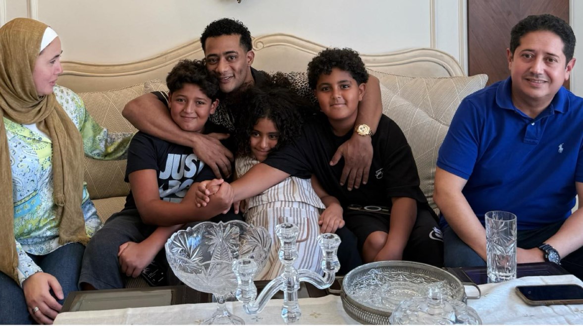 جانب من تصالح نجل محمد رمضان وضحيته جانب من تصالح نجل محمد رمضان وضحيته