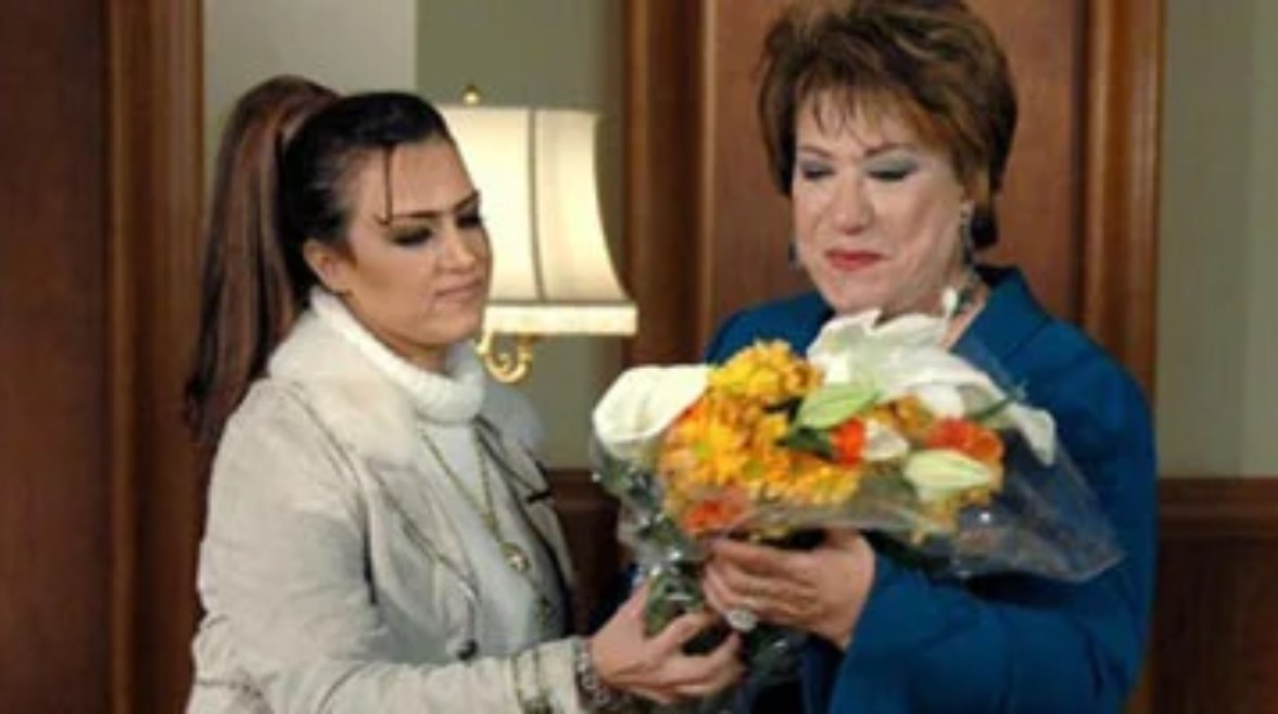 سميحة أيوب تُهدي سيمون باقة من الورود سميحة أيوب تُهدي سيمون باقة من الورود