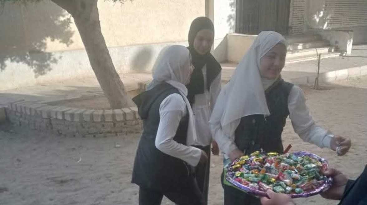 تقديم الشكولاته للطلاب في إحدى مدارس إطسا بالفيوم تقديم الشكولاته للطلاب في إحدى مدارس إطسا بالفيوم