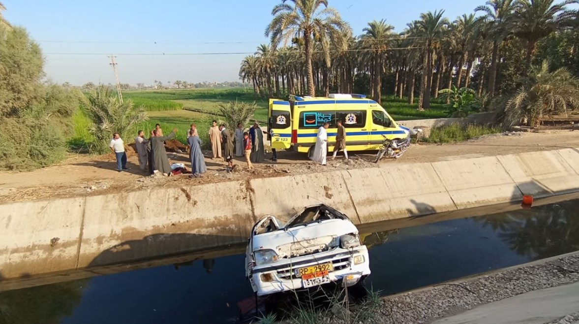 انقلاب ميكروباص في ترعة بالصف انقلاب ميكروباص في ترعة بالصف