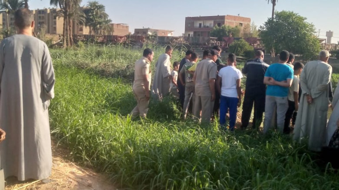 الأهالي يجتمعون للبحث عن الفتاة الغارقة في الترعة الأهالي يجتمعون للبحث عن الفتاة الغارقة في الترعة