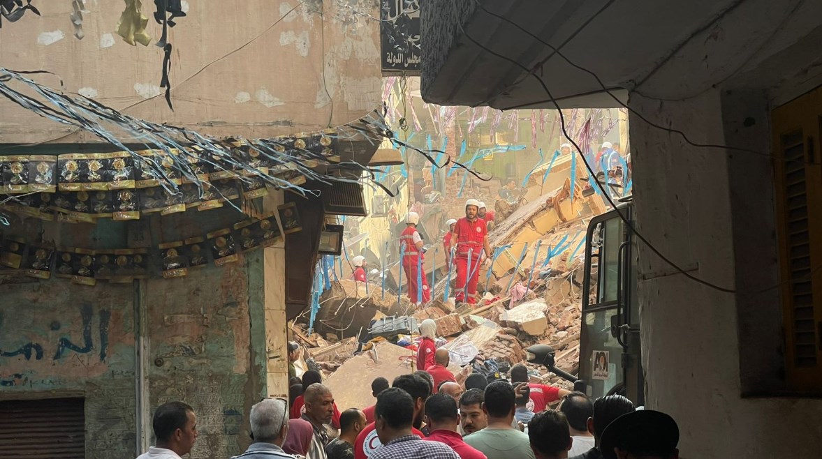 جهود مكثفة للوصول إلى سيدة مفقودة أسفل أنقاض حدائق القبة جهود مكثفة للوصول إلى سيدة مفقودة أسفل أنقاض حدائق القبة