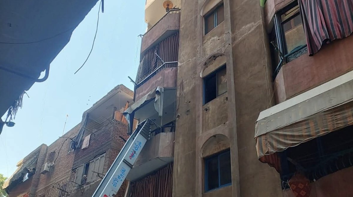 إخلاء عقار آيل للسقوط في منطقة دار السلام إخلاء عقار آيل للسقوط في منطقة دار السلام