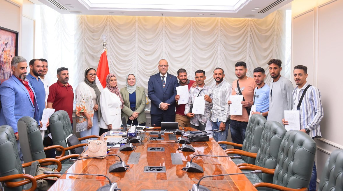 وزير العمل يسلم المصريين عقود العمل بالأردن وزير العمل يسلم المصريين عقود العمل بالأردن