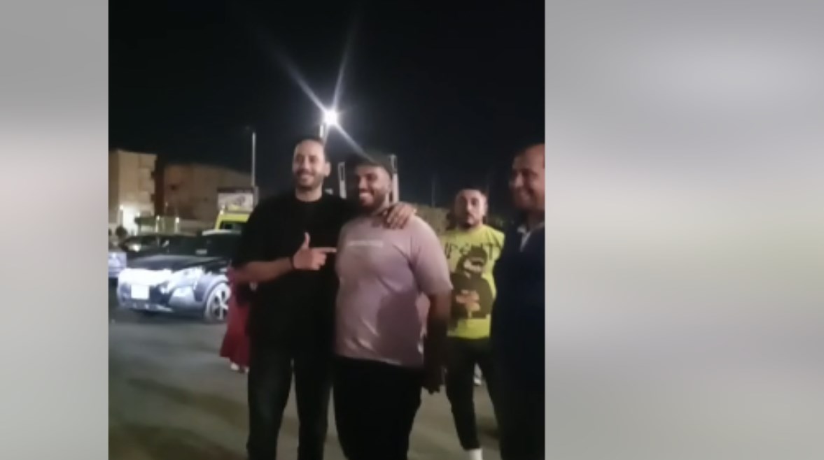 عصام السقا يحتفل بنجاح "ريستارت" وسط أهاليه بالمنيا عصام السقا يحتفل بنجاح "ريستارت" وسط أهاليه بالمنيا