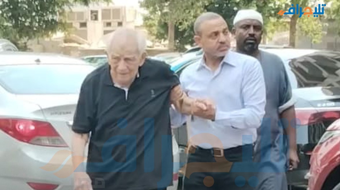رشوان توفيق خلال توجهه إلى منزل سميحة أيوب رشوان توفيق خلال توجهه إلى منزل سميحة أيوب