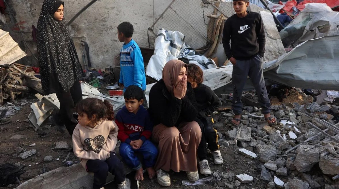 إطلاق نار على الفلسطينيين خلال تجمع لتلقي المساعدات الإنسانية إطلاق نار على الفلسطينيين خلال تجمع لتلقي المساعدات الإنسانية