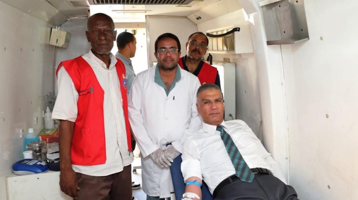 محافظ أسوان يتبرع بالدم محافظ أسوان يتبرع بالدم