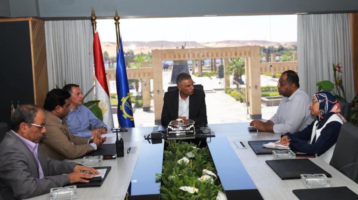 محافظ أسوان أثناء الإجتماع النهائي لتطبيق منظومة التأمين الصحي الشامل باسوان محافظ أسوان أثناء الإجتماع النهائي لتطبيق منظومة التأمين الصحي الشامل باسوان
