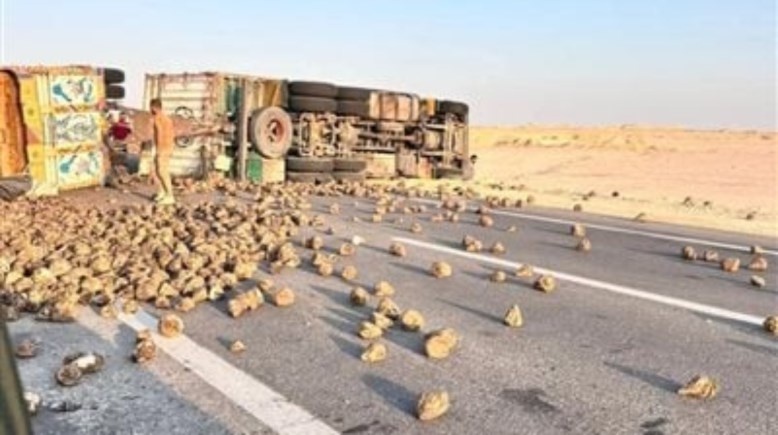 انقلاب شاحنة محملة بالزلط على الدائري الأوسطي