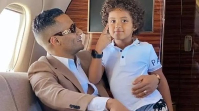 الفنان محمد رمضان برفقة أبنه
