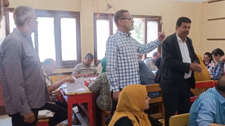 مديرية التربية والتعليم اثناء المرور على احد لجان الثانوية العامة بسوهاج