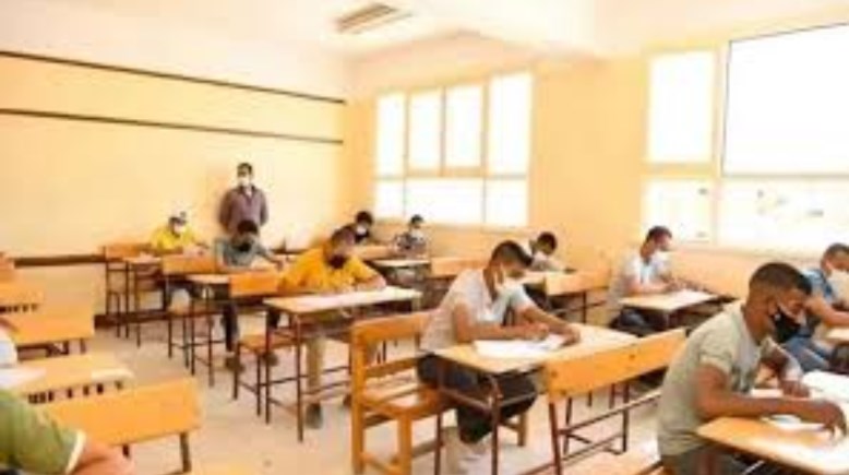 طلاب يؤدون الامتحانات - أرشيفية