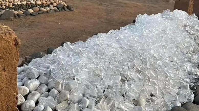 شاب يضع الثلج على قبر والدته