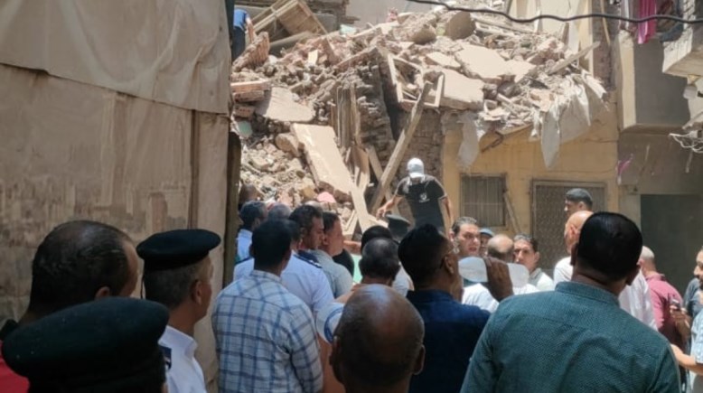 جانب من انهيار عقار بمنطقة الساحل 