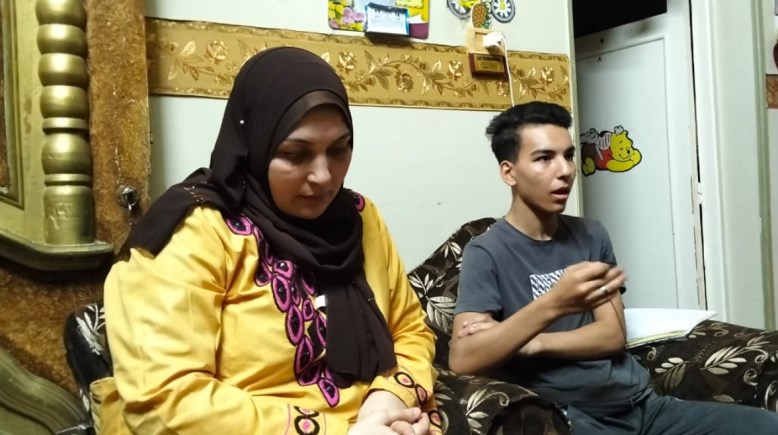 صورة الطالب حسام أحمد ووالدتة 