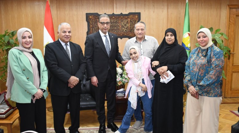 صورة الطالبه مي طاهر مع اسرتها ومحافظ الفيوم ووكيل وزارة التربية والتعليم 