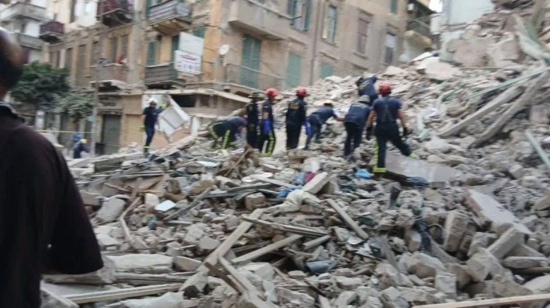 إعادة عمليات البحث أسفل عقار العطارين المنهار