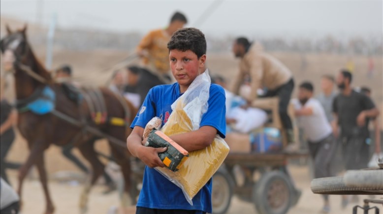 الفلسطينيون في مراكز المساعدات- أرشيفية