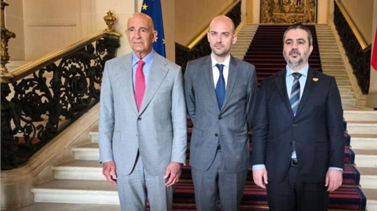 وزير الخارجية السوري أسعد حسن الشيباني، ونظيره الفرنسي جان نويل باروت، وسفير الولايات المتحدة في تركيا والمبعوث الأمريكي الخاص إلى سوريا توم باراك. وزير الخارجية السوري أسعد حسن الشيباني، ونظيره الفرنسي جان نويل باروت، وسفير الولايات المتحدة في تركيا والمبعوث الأمريكي الخاص إلى سوريا توم باراك.