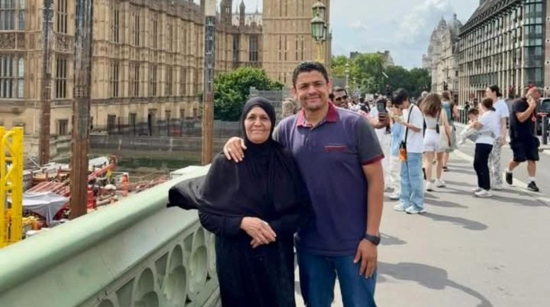 الدكتور أحمد إبراهيم برفقة والدته في لندن