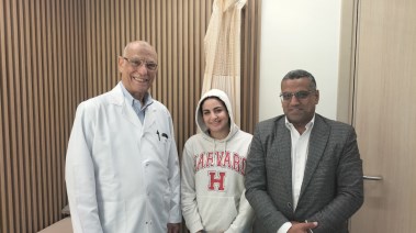 بطلة المصارعة شيماء مع فريقها الطبي
