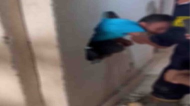  الحماية المدنية تنقذ مُحتجز من داخل مصعد بعد ثقب الحائط