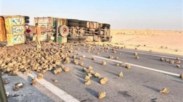 انقلاب شاحنة محملة بالزلط على الدائري الأوسطي