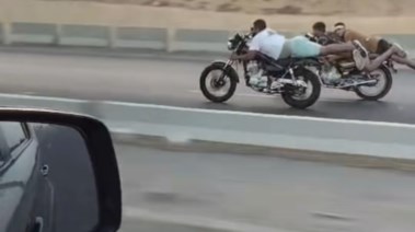 سباق دراجات متهور بطريق سريع