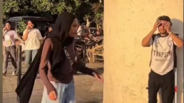 شاب يلقي الماء على فتيات