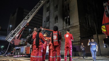 لحظة إطفاء الحريق المتجدد في سنترال رمسيس مساء أمس