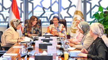  الدكتورة منال عوض وزيرة التنمية المحلية والمكلفة بمهام وزارة البيئة مع الدكتورة ياسمين فؤاد وزيرة البيئة السابقة