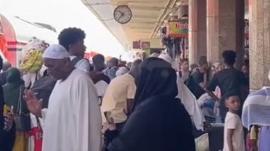 أعداد كبيرة من السودانيين في محطة مصر استعدادًا للعودة بالقطار إلى بلادهم