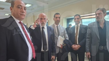  الفنان طارق ريحان وفريق دفاعه في المحكمة