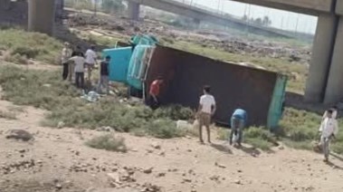 انقلاب سيارة نقل من أعلى كوبري الدائري الإقليمي بالعياط