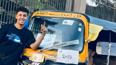 مايكل بجوار مركبته 