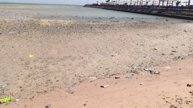 انحسار مياه البحر بالغردقة